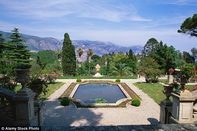 villa-les-cedres-pool-view